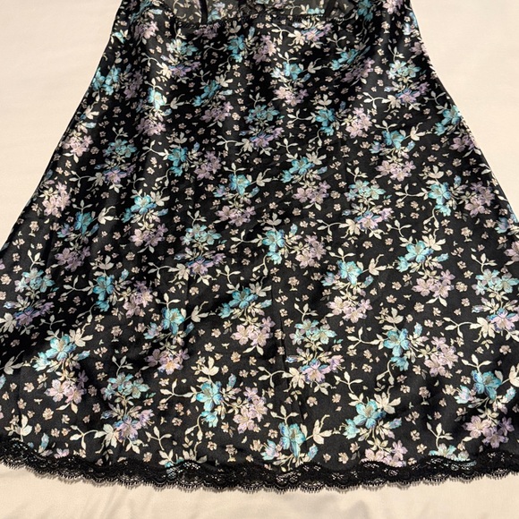 Victoria’s Secret Floral Lace Trim Slip - Picture 5 of 6